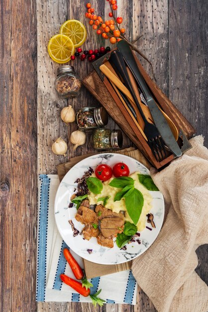 Świeże domowe danie na drewnianym stole